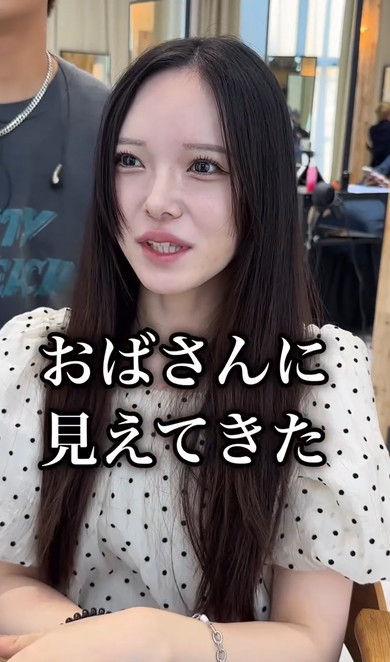 美容室で前髪を作る女性