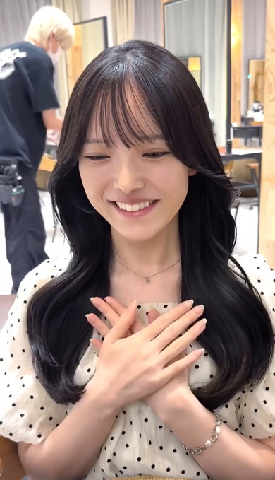 美容室で前髪を作る女性