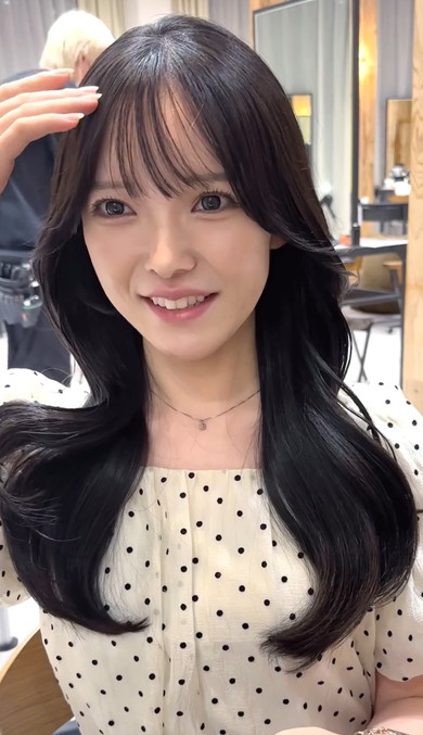 美容室で前髪を作る女性