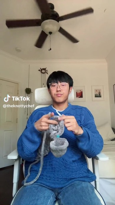 グレートホワイトの毛糸を編む