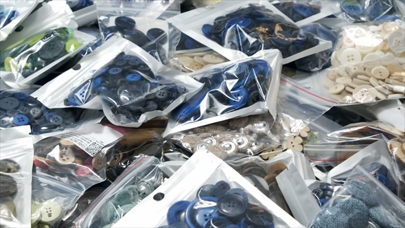 ゴッホの「星月夜」を1万個以上のボタンで再現