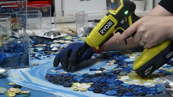 ゴッホの「星月夜」を1万個以上のボタンで再現