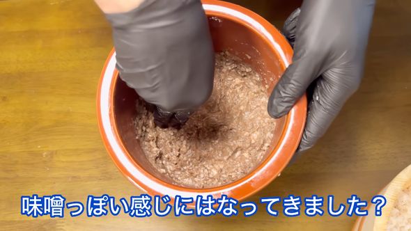 こうじと塩とヤブツルアズキペーストを交ぜ合せる