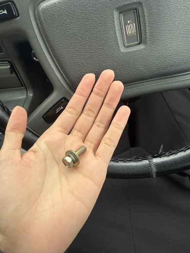 足元に突然現れたボルト