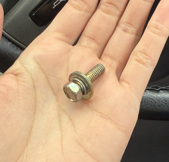 車内で発見したインパネ固定用のボルト