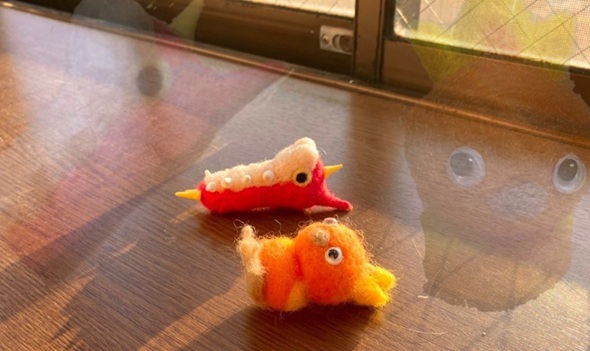 羊毛フェルトで作ったケムッソとアチャモ