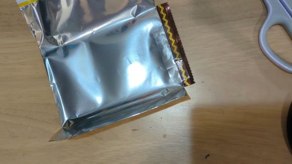 切り取った部分をお菓子の袋の背面に貼り付ける