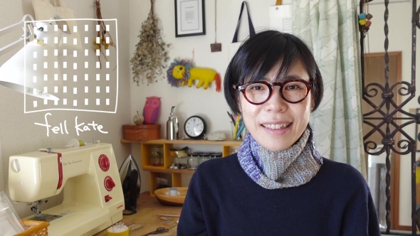 ネックウォーマーをつけた女性