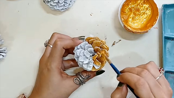 松ぼっくりと空き缶で作るかわいい置物