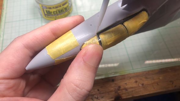 マスキングテープが貼られているF-14トムキャットのキャノピー