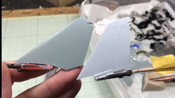 少し濃くしたグレーで塗装された翼と塗装前の翼