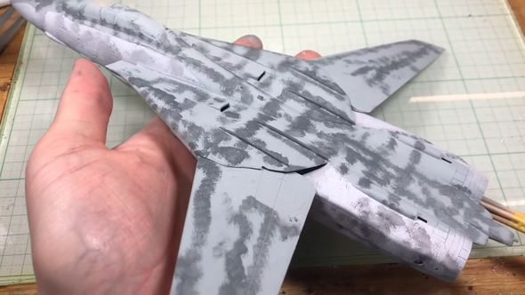 黒い塗料で迷彩模様に塗られたF-14トムキャット