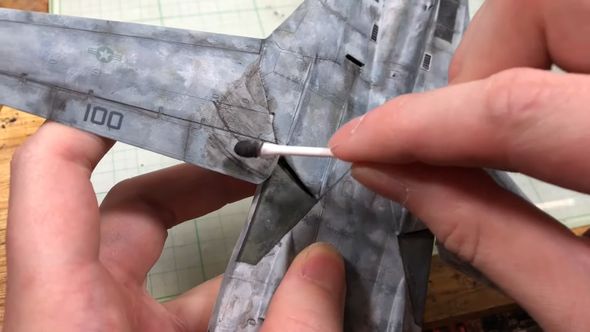 翼と胴体が重なる部分に機械油風の汚れを塗り足す