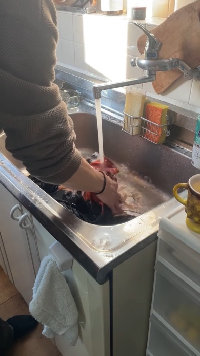 まずは手で予洗い