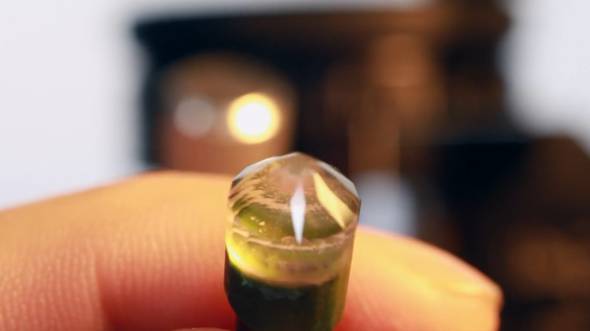 モルガナイトを磨く