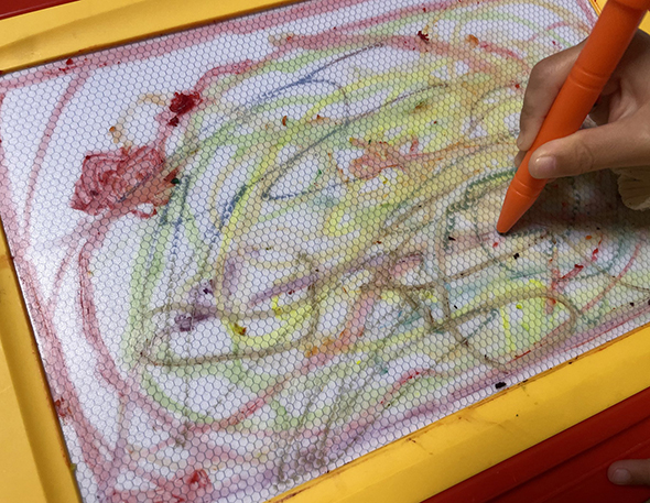 お絵かきおもちゃでまさかの悲劇