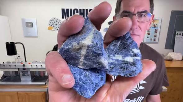 ソーダライトの原石を磨く