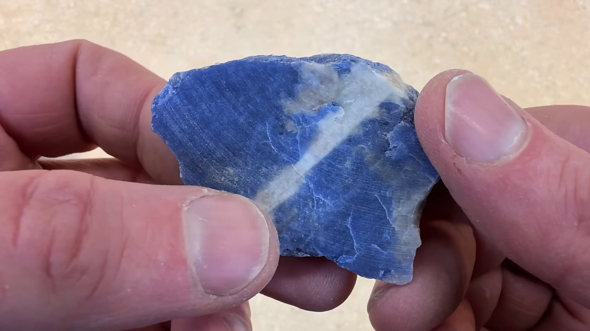 ソーダライトの原石を磨く