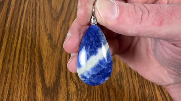 ソーダライトの原石を磨く