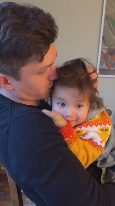 パパと一緒にいる3歳の女の子