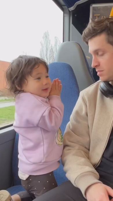 パパと一緒にいる3歳の女の子