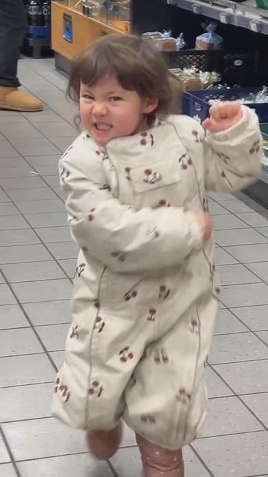 ママと一緒にいる3歳の女の子