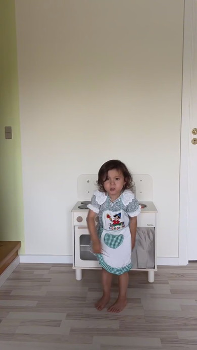 ママと一緒にいる3歳の女の子