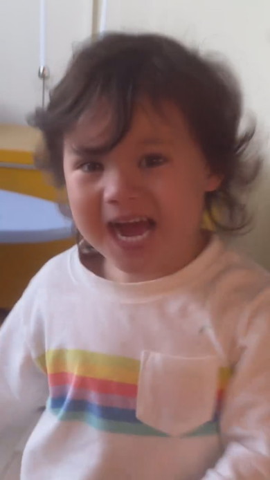 ママと一緒にいる3歳の女の子