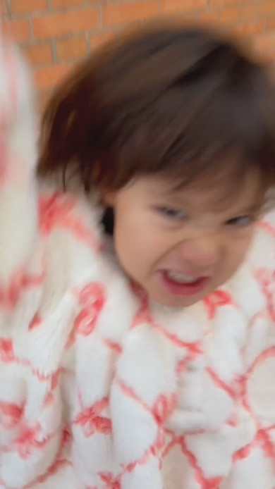 ママと一緒にいる3歳の女の子