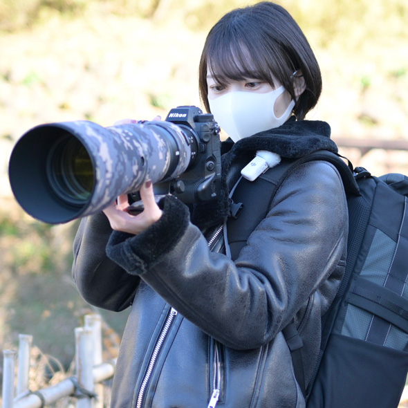 女性がオシャレなカメラを購入して1年後