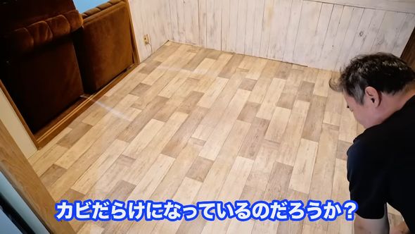 7年間敷いていたクッションフロアをめくって畳の状態を確認する