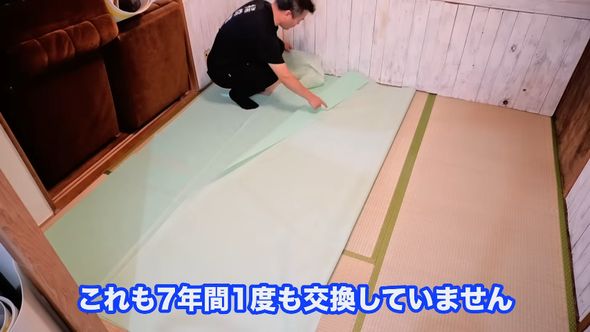 クッションフロアの下に敷いていた防虫シートをめくる