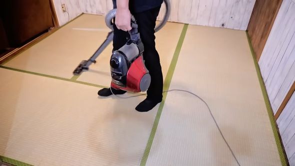 7年間クッションフロアが敷かれていた畳を掃除する