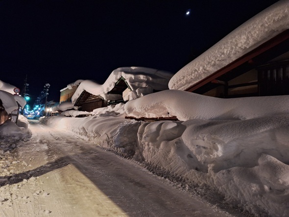 雪が積もっているこみせの外観