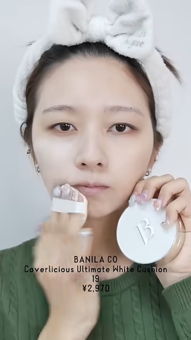 フェイスパウダーで整える様子