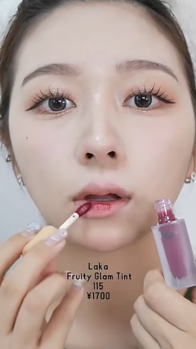 グロスを塗る様子