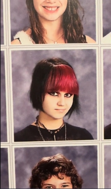 濃いメイクとカラーリングをした女子学生