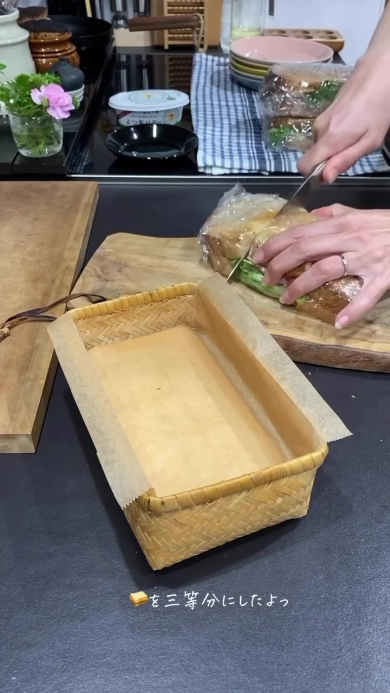 サンドイッチを作る様子