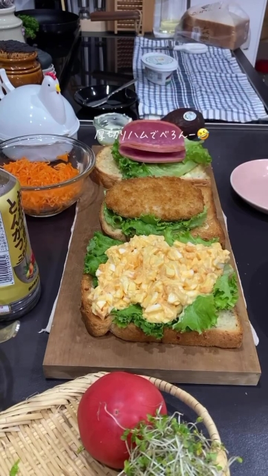 サンドイッチを作る様子