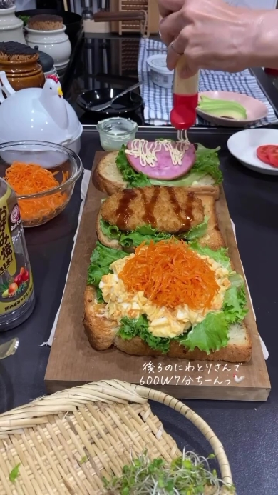 サンドイッチを作る様子