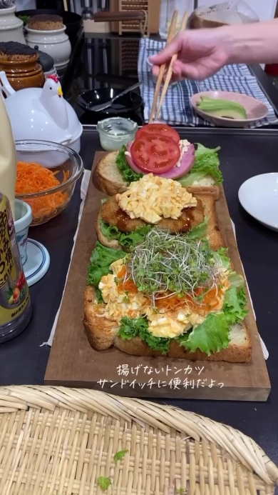 サンドイッチを作る様子