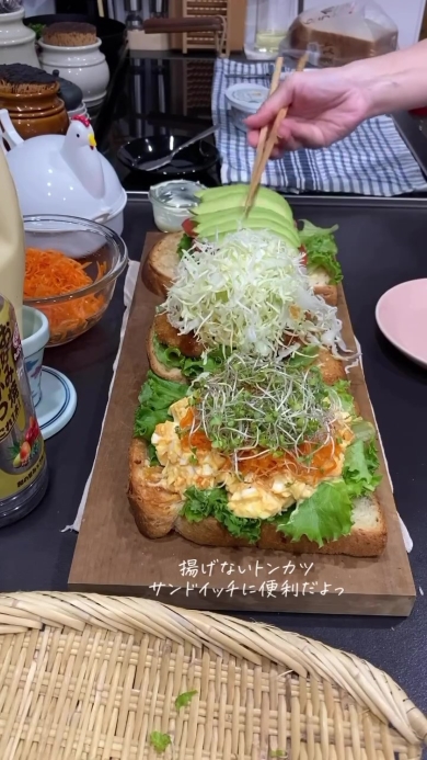 サンドイッチを作る様子