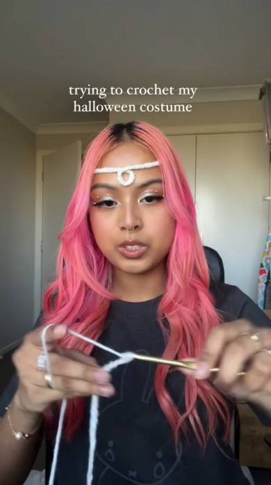 白い毛糸で編む