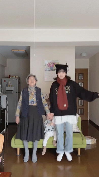 孫娘とおばあちゃんがコーデを交換