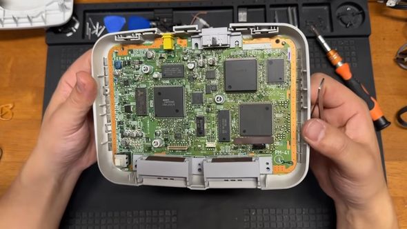 ジャンク品のPS oneを修理するためむき出しにした基盤