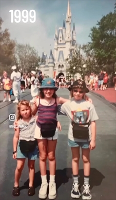 ディズニーランドの三姉妹の写真