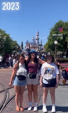 ディズニーランドの三姉妹の写真