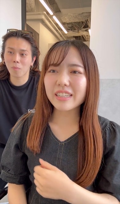 髪の毛を切り間違えた女性