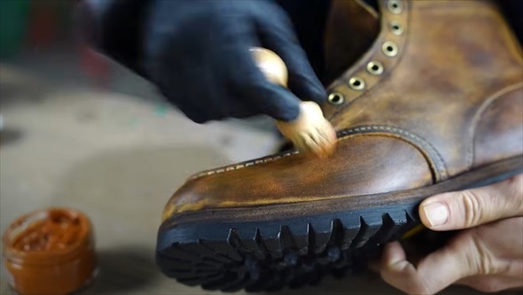 毎日履いて汚れたレッドウイングのブーツをきれいにする