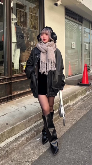 ポーズをとる女性